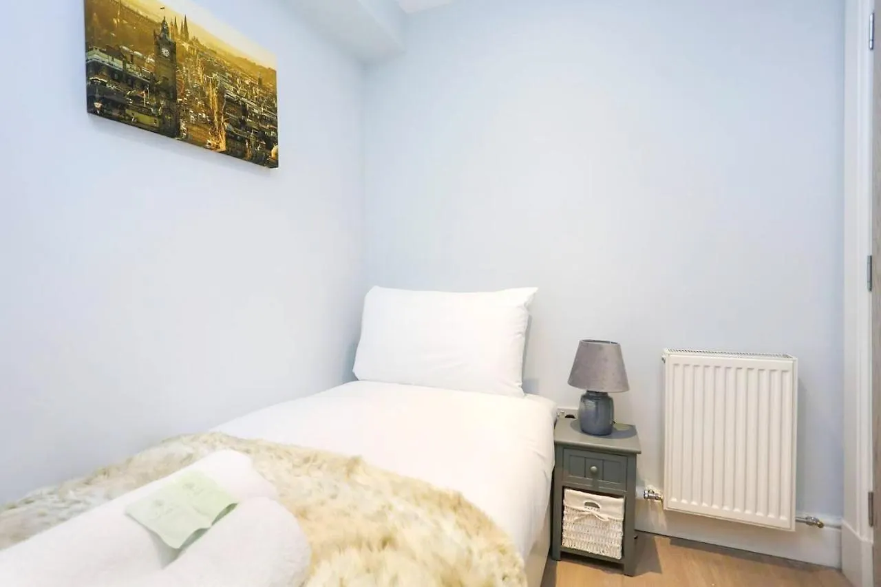 Modern 3 Bedroom Apartment, West End Эдинбург