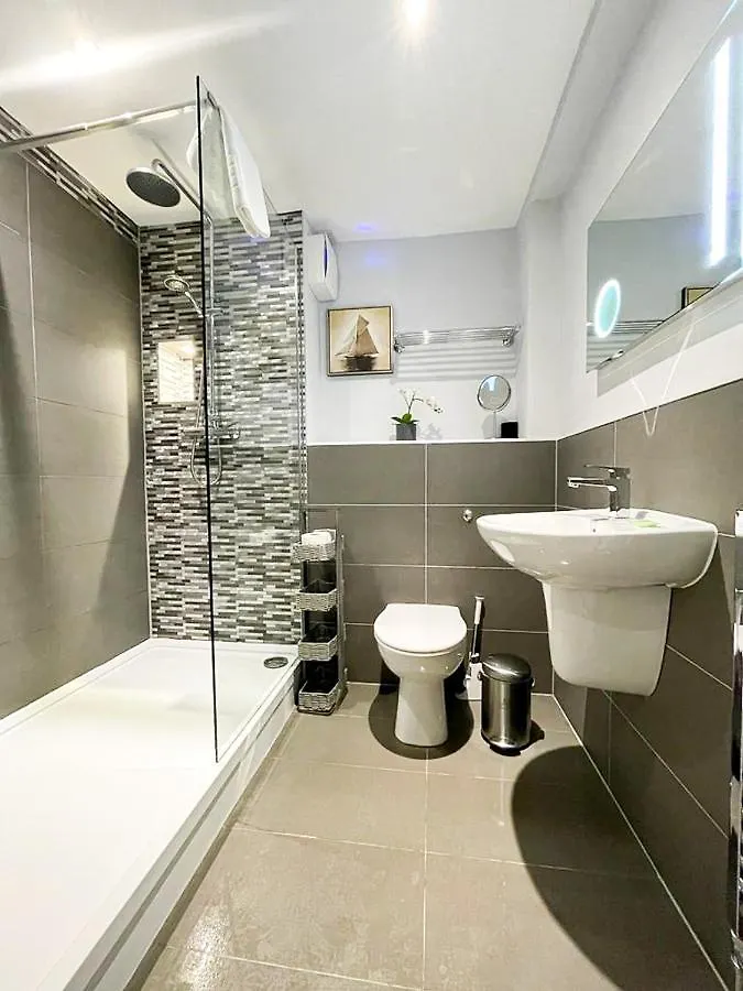 Modern 3 Bedroom Apartment, West End Эдинбург Апартаменты